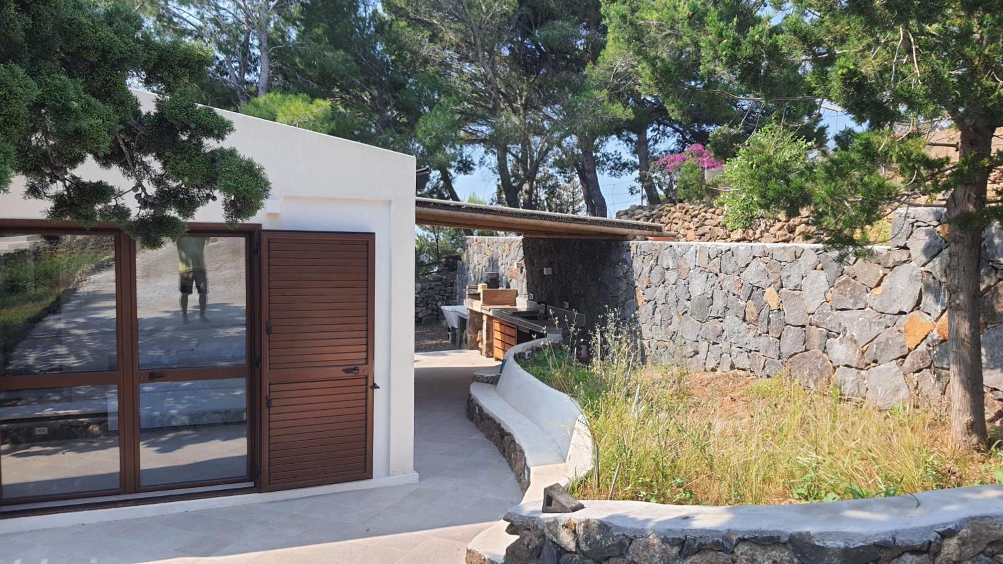 Hotel Sotto La Torre E Sopra Il Porticciolo Isola di Ustica Exterior foto
