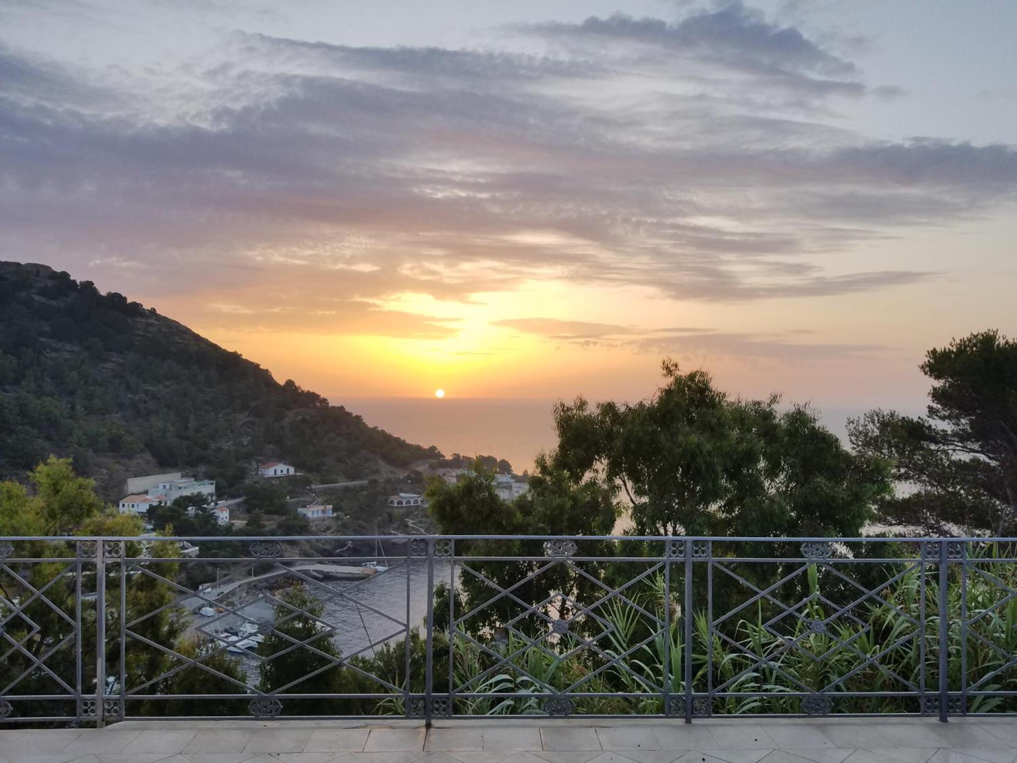 Hotel Sotto La Torre E Sopra Il Porticciolo Isola di Ustica Exterior foto