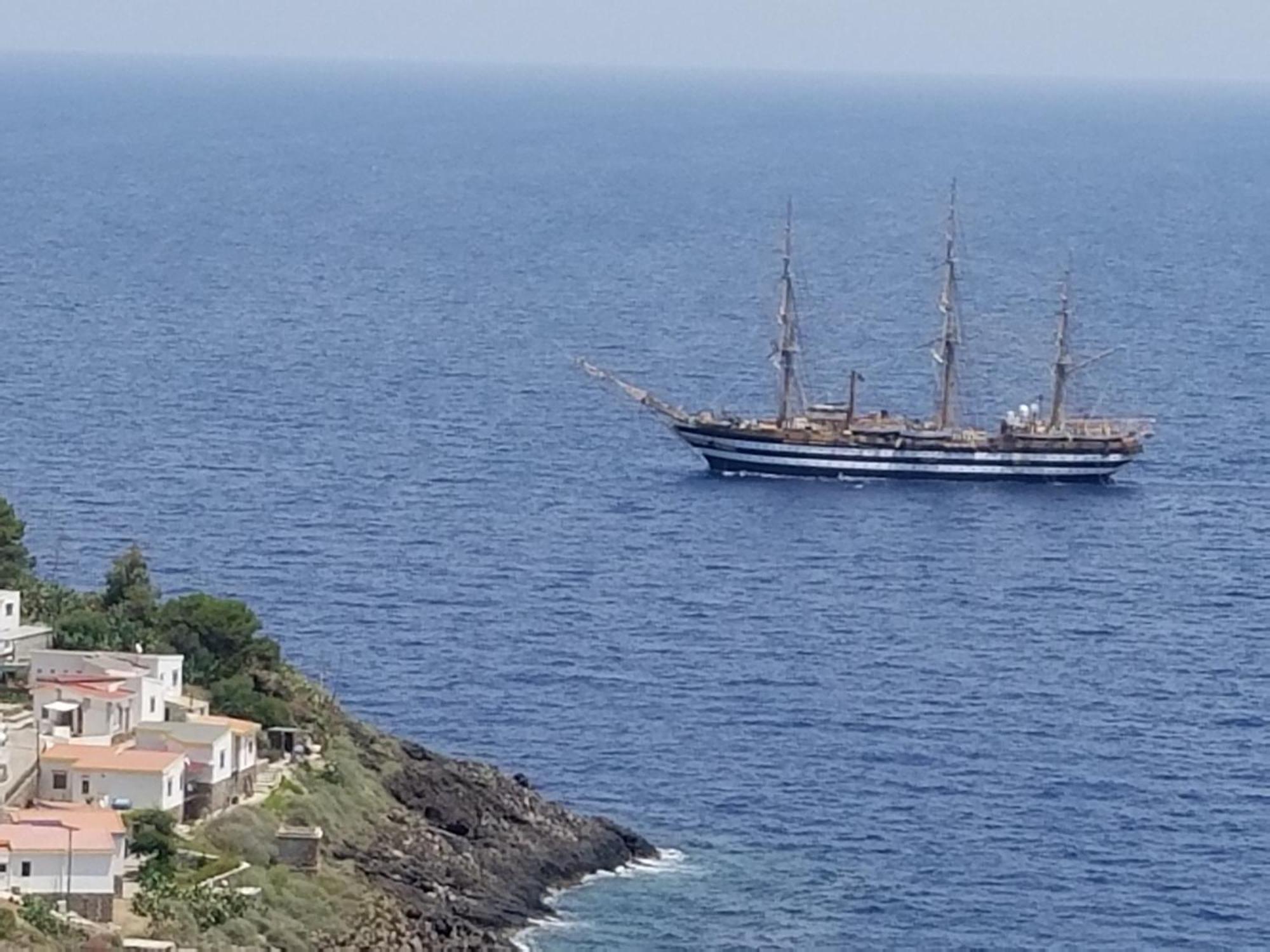 Hotel Sotto La Torre E Sopra Il Porticciolo Isola di Ustica Exterior foto