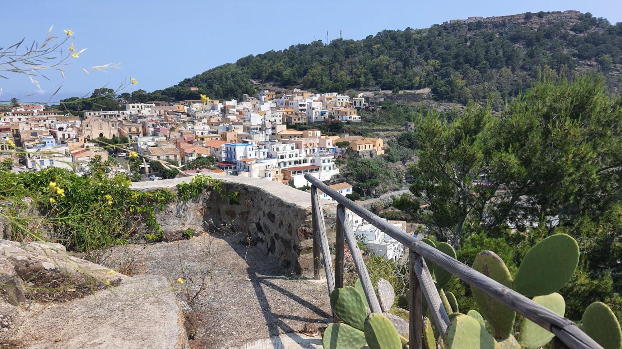 Hotel Sotto La Torre E Sopra Il Porticciolo Isola di Ustica Exterior foto