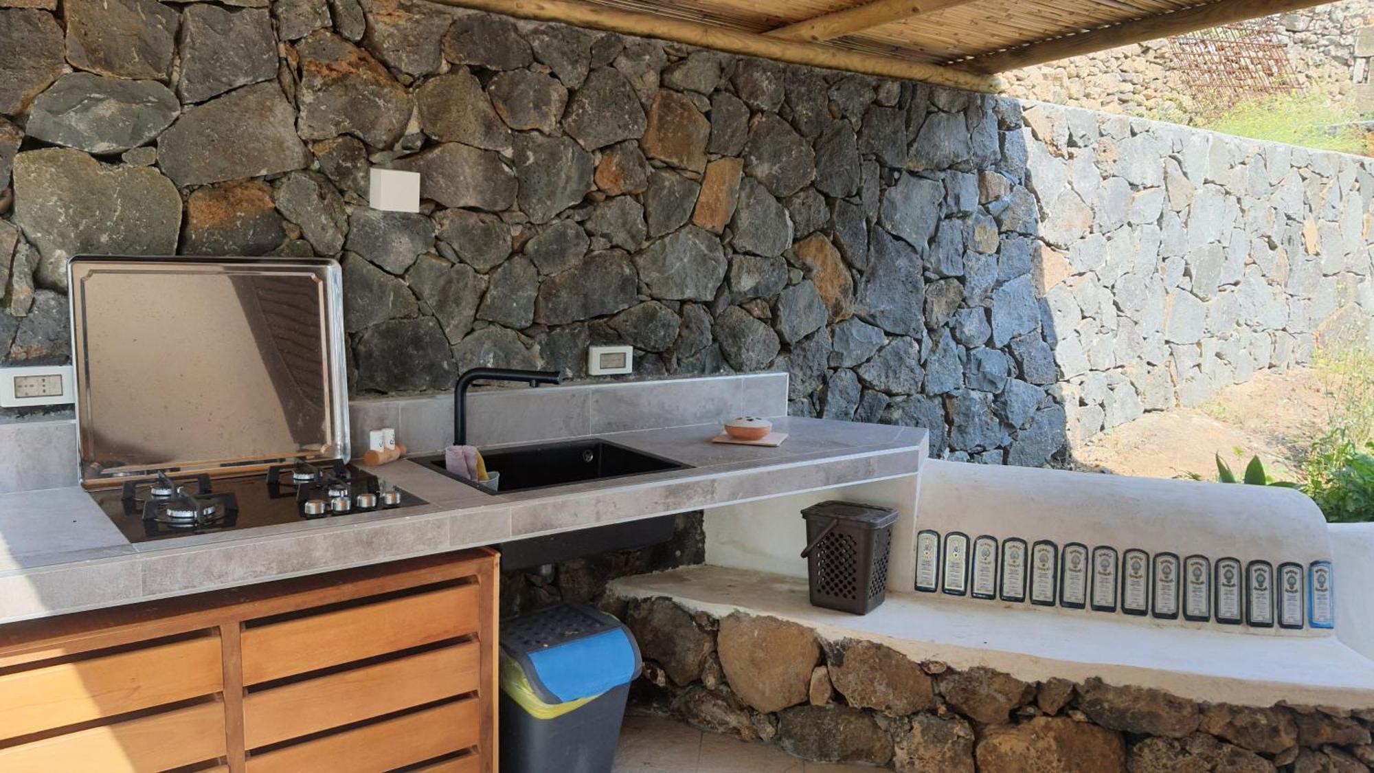 Hotel Sotto La Torre E Sopra Il Porticciolo Isola di Ustica Habitación foto